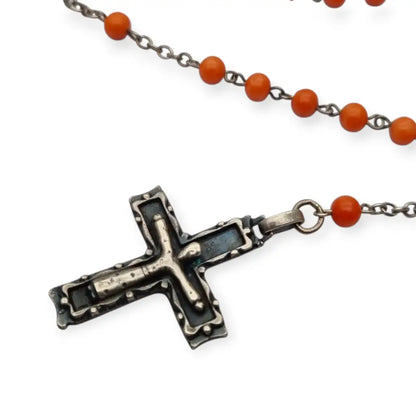 Rosario en plata con cuentas de coral rojo cruz estilizada artesanal estilo
