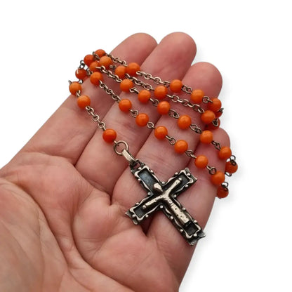 Rosario en plata con cuentas de coral rojo cruz estilizada artesanal estilo