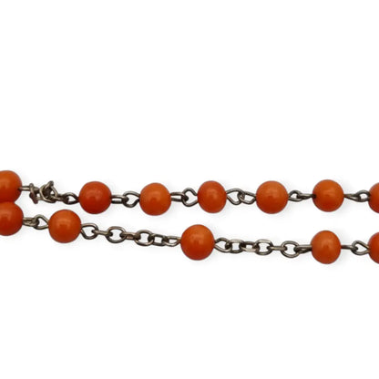 Rosario en plata con cuentas de coral rojo cruz estilizada artesanal estilo