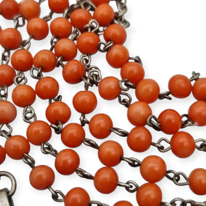 Rosario en plata con cuentas de coral rojo cruz estilizada artesanal estilo