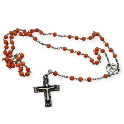 Rosario en plata con cuentas de coral rojo cruz estilizada artesanal estilo