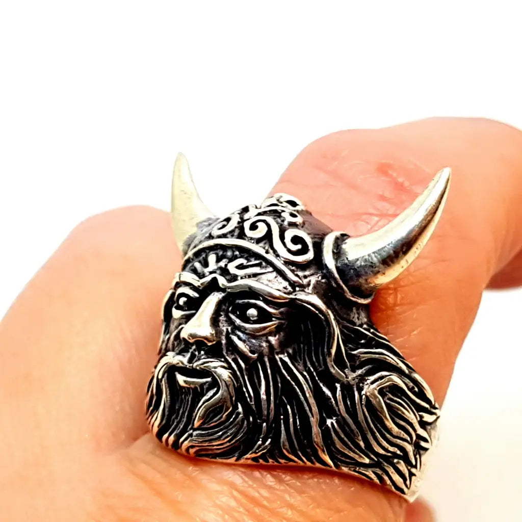 Anillo vikingo de plata. El anillo Thor. runas vikingas. Casco