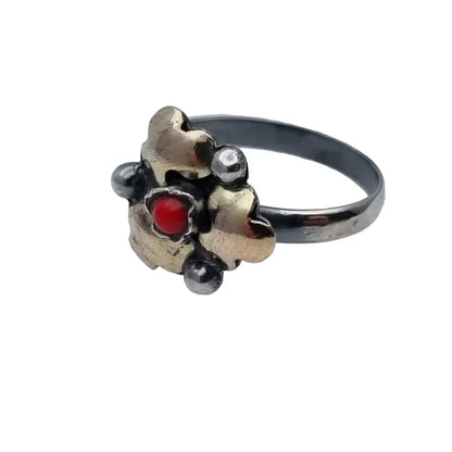 Anillo de flores rojas plata oro y coral joyería mediados siglo