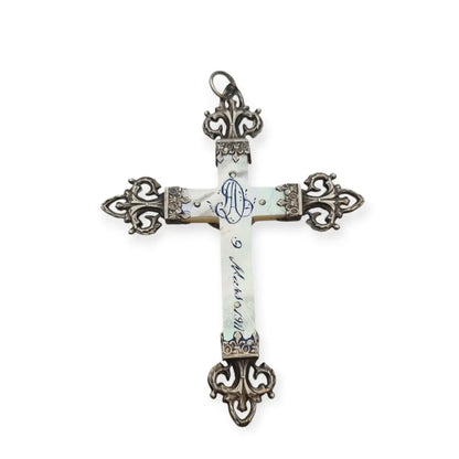 Cruz de plata y nácar con Cristo en relieve estilo Art Nouveau circa 1900.