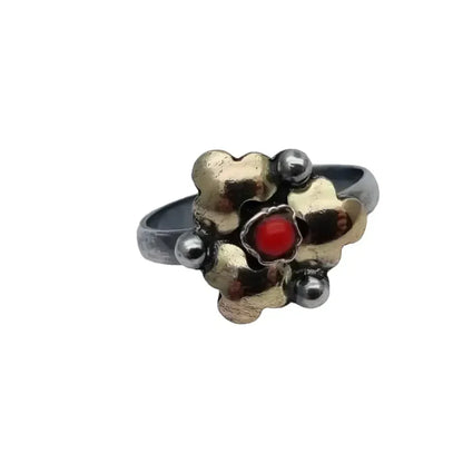 Anillo de flores rojas plata oro y coral joyería mediados siglo