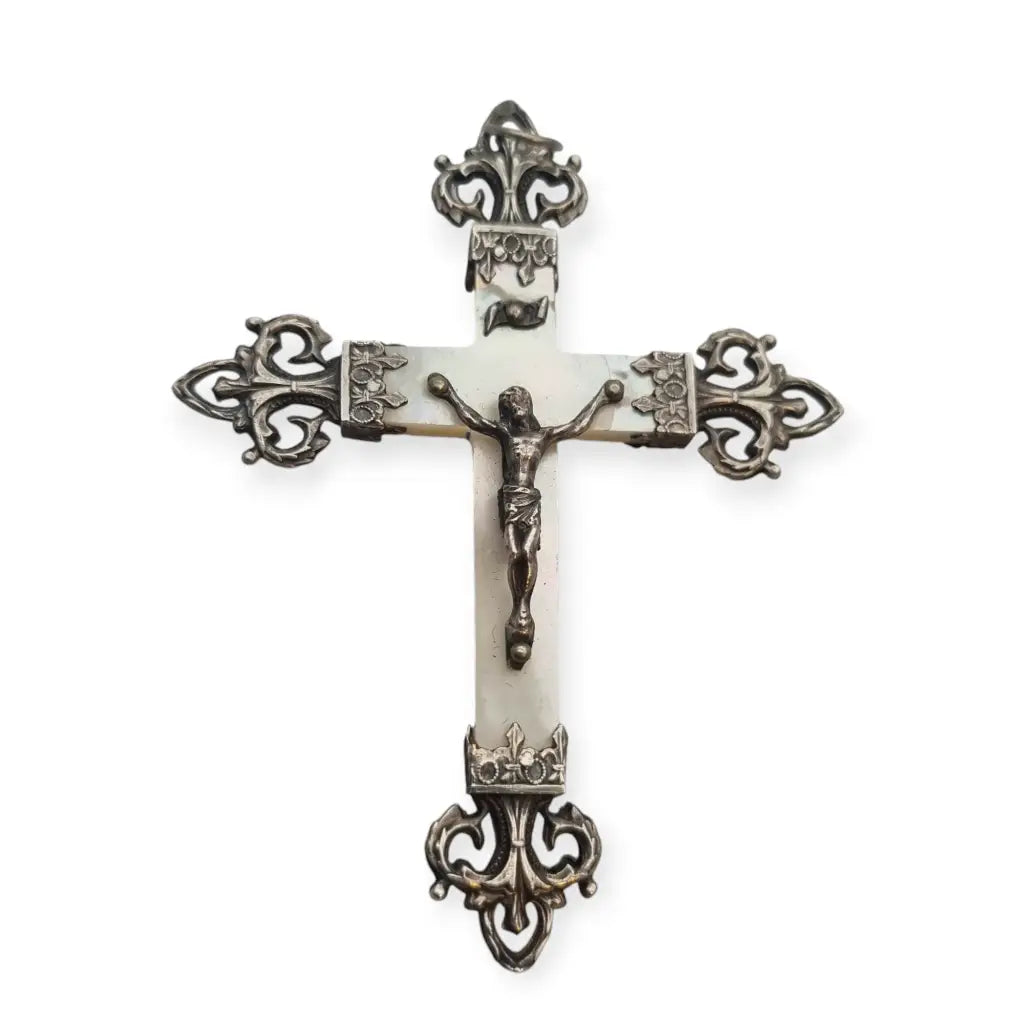 Cruz de plata y nácar con Cristo en relieve estilo Art Nouveau circa 1900.