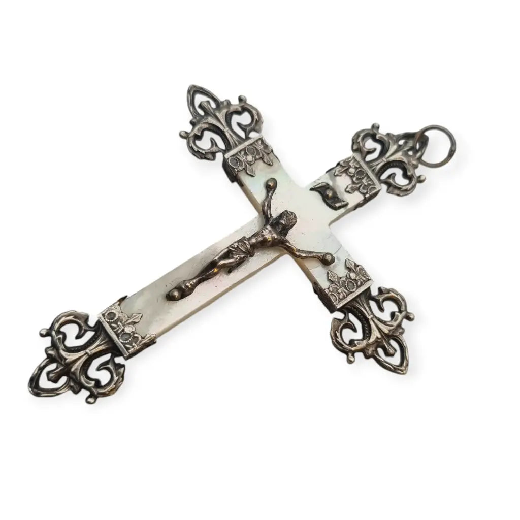 Cruz de plata y nácar con Cristo en relieve estilo Art Nouveau circa 1900.