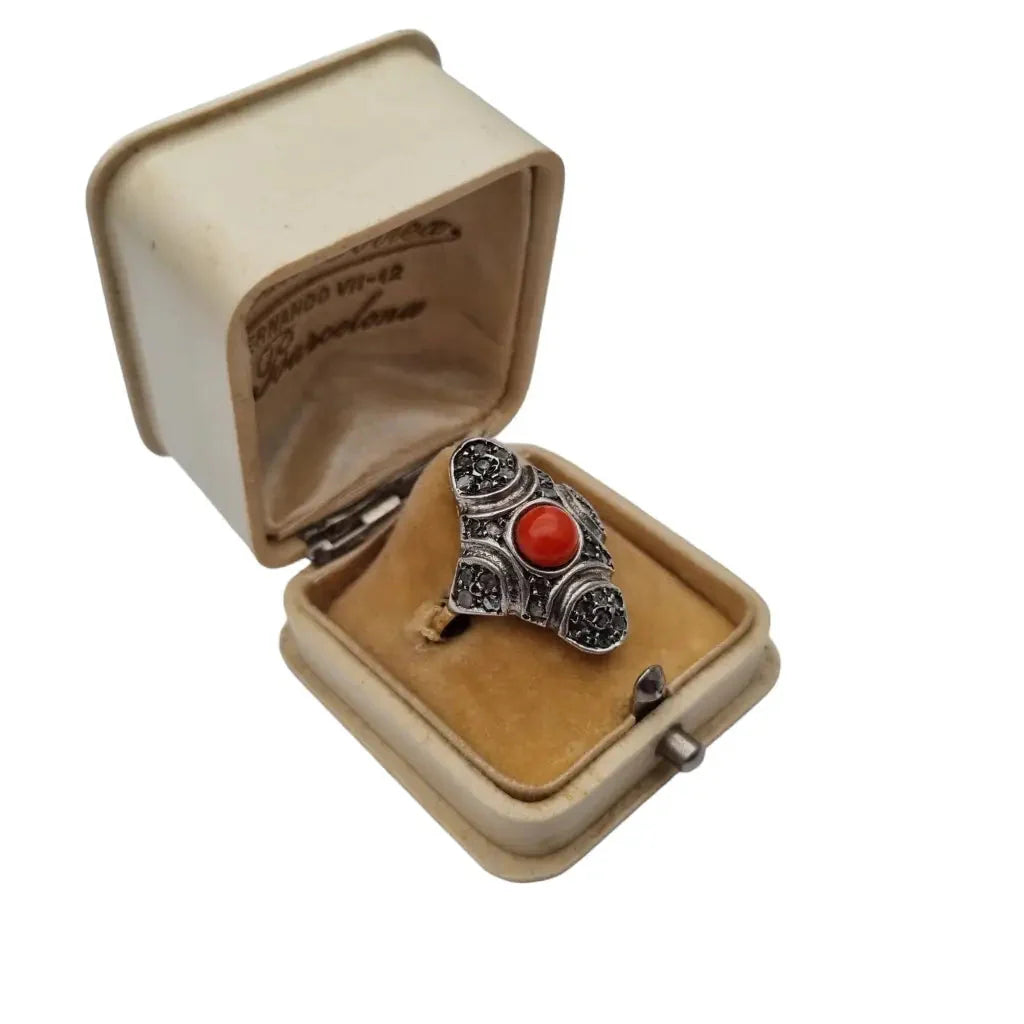 Anillo lanzadera de coral rojo y diamantes en oro 9k plata joyería art deco