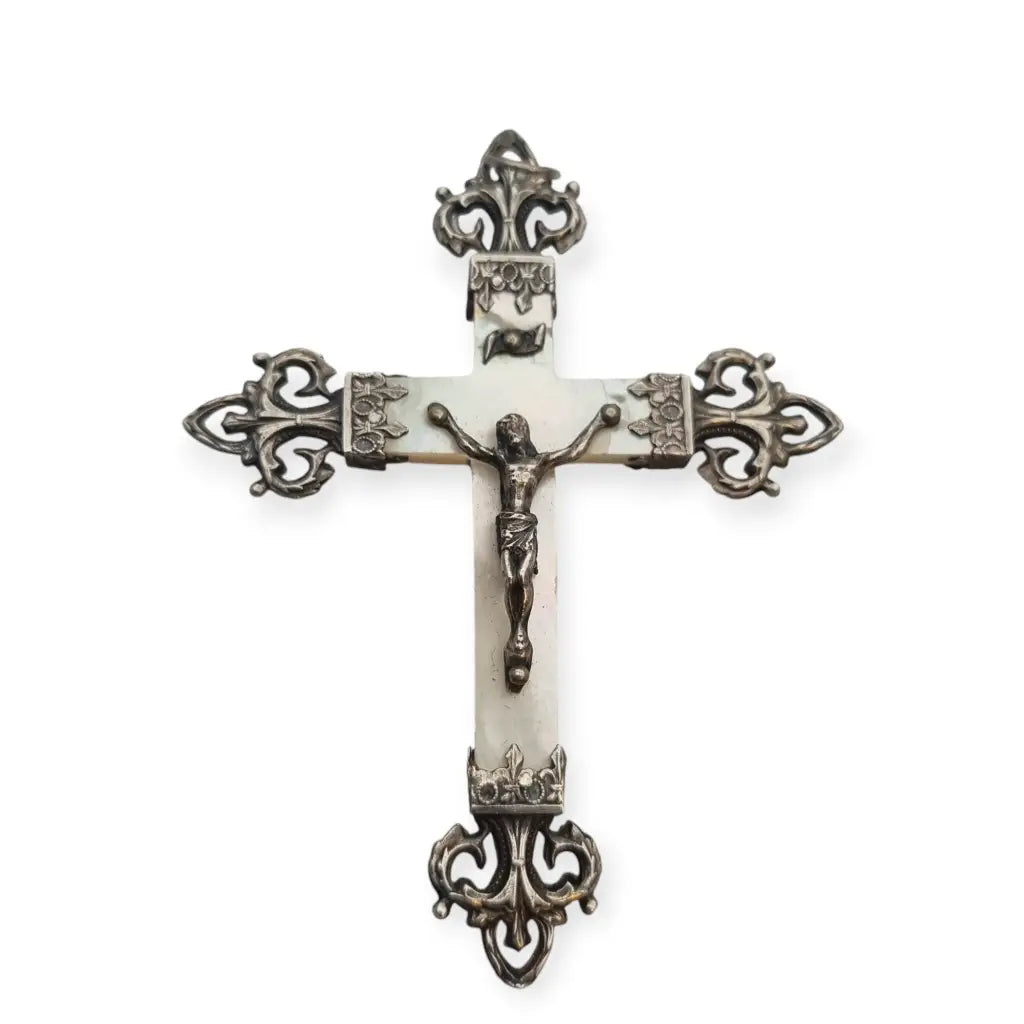 Cruz de plata y nácar con Cristo en relieve estilo Art Nouveau circa 1900.