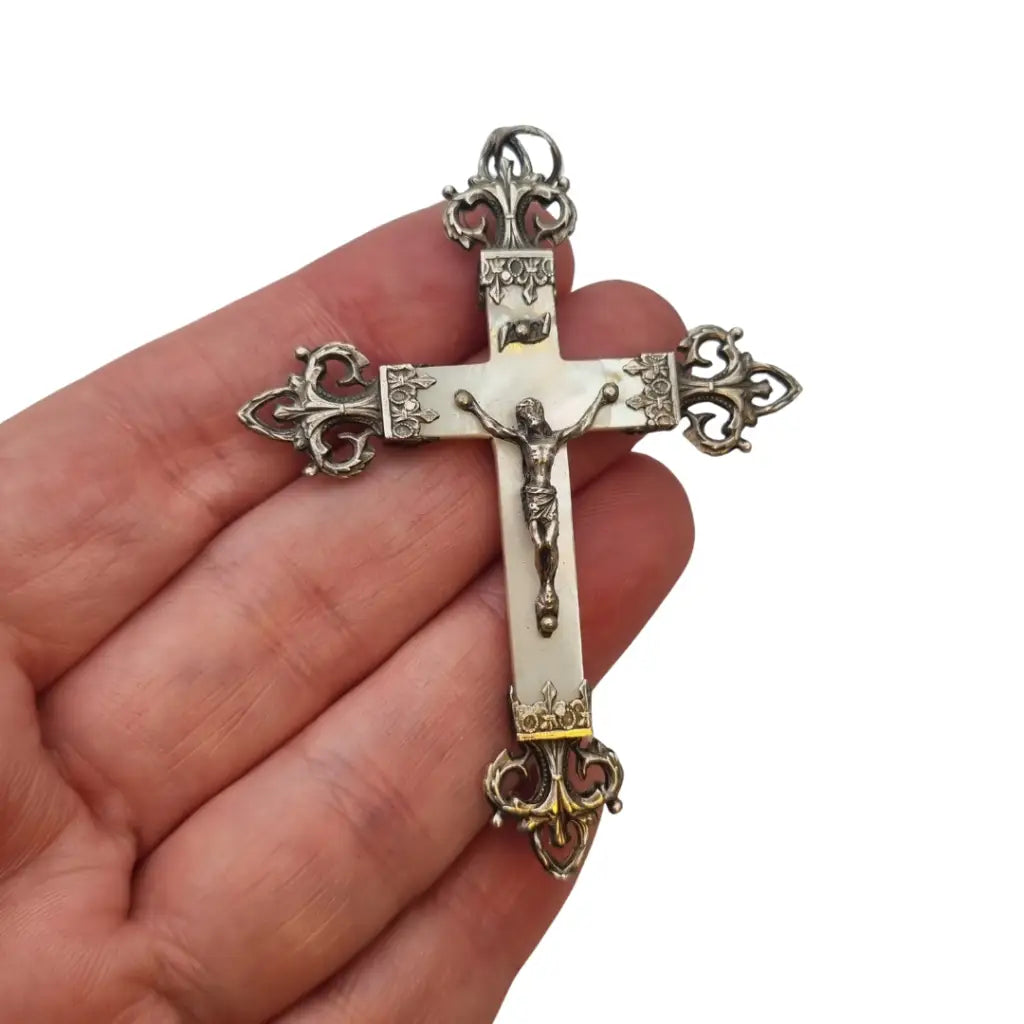 Cruz de plata y nácar con Cristo en relieve estilo Art Nouveau circa 1900.