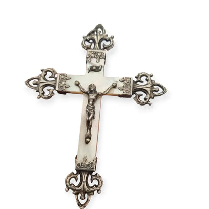 Cruz de plata y nácar con Cristo en relieve estilo Art Nouveau circa 1900.