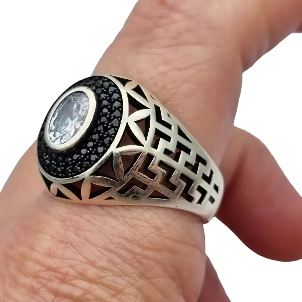 Elegante anillo de plata para hombre piedras brillantes en blanco y negro