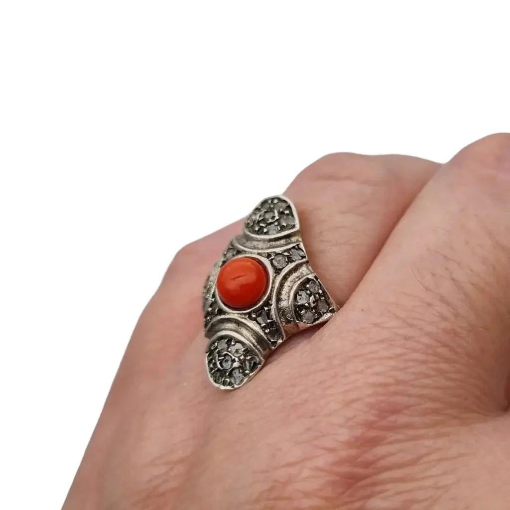 Anillo lanzadera de coral rojo y diamantes en oro 9k plata joyería art deco