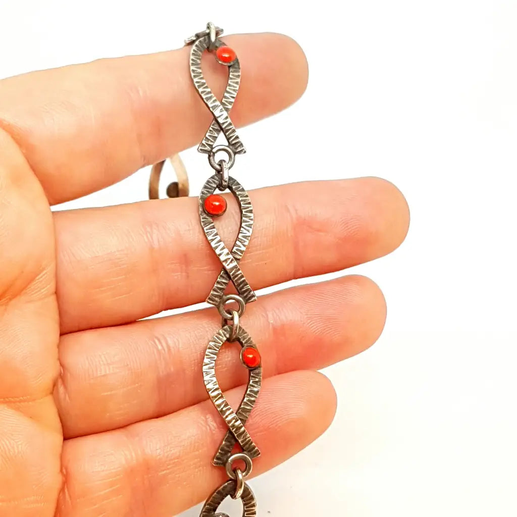 Pulsera vintage de plata art deco para mujer con pez esmaltado rojo.